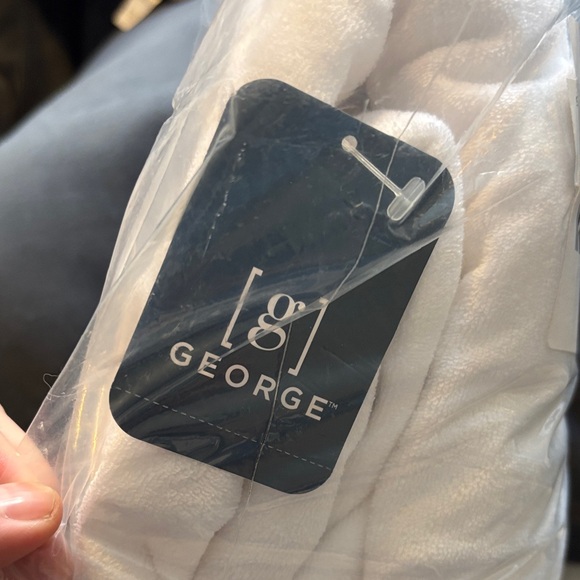 George Soft White Lounge Robe - Picture 2 of 3